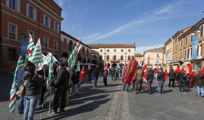 Immagine News - presidio-di-cgil-cisl-e-uil-davanti-alla-prefettura-il-governo-finanzi-gli-ammortizzatori-in-deroga