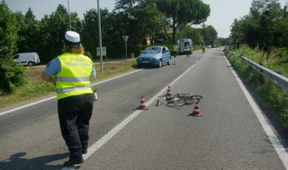 Immagine News - auto-contro-bici-grave-76enne