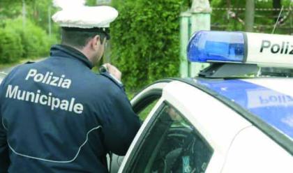 Immagine News - 15enne-si-schianta-in-auto-contro-una-vetrina