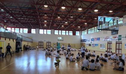 Immagine News - sitting-volley-300-studenti-della-don-minzoni-in-palestra-con-michela-guerra-e-federico-blanc