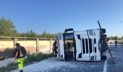 ravenna-perde-il-controllo-del-camion-e-si-ribalta-in-via-trieste