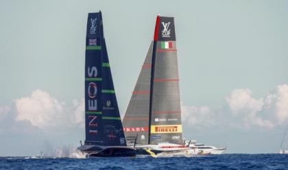 Immagine News - vela-luna-rossa-pareggia-3-3-contro-ineos-nella-finale-di-louis-vuitton-cup-vince-chi-arriva-a-7