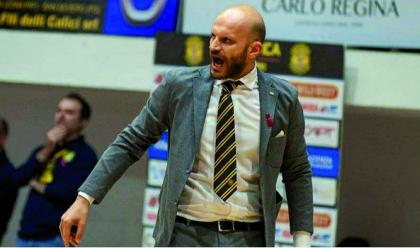 Immagine News - basket-b-nazionale-in-ravenna-caserta-c-coach-cagnazzo-che-sfida-gabrielli-la-sua-impronta-si-nota-sempre