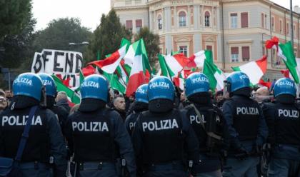 Immagine News - alta-tensione-a-bologna-anpi-e-collettivi-in-piazza-contro-casapound-interviene-la-polizia-il-sindaco-lepore-attacca-il-governo