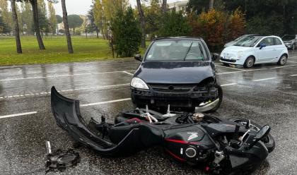 Immagine News - cesena-incidente-stradale-fra-auto-e-moto-ferite-lievi-per-il-motociclista-26enne