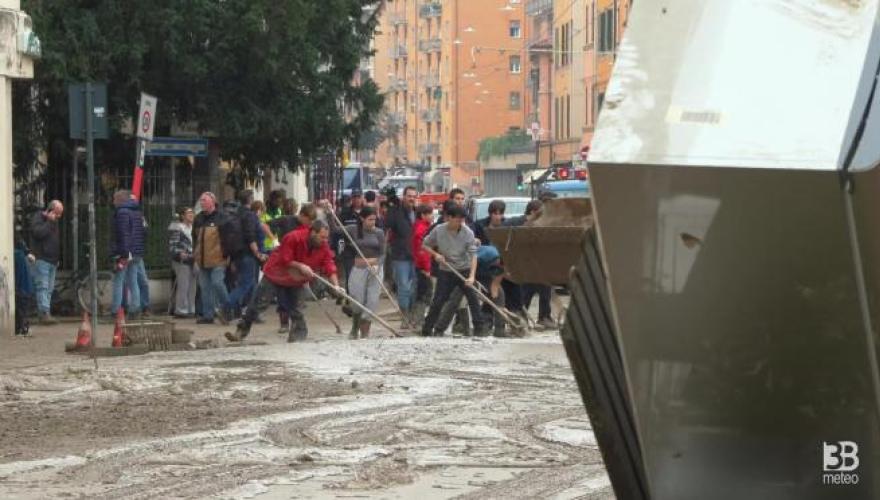 Immagine News - maltempo-in-e-r-in-azione-circa-900-volontari-2000-evacuati-ma-in-diminuzione-defluisce-senza-preoccupazioni-la-piena-del-po