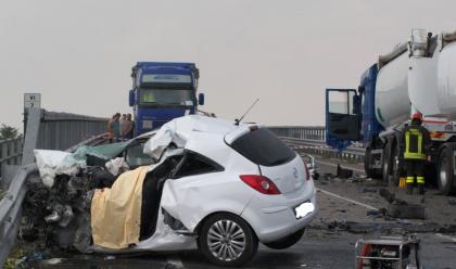 Immagine News - schianto-auto-camion-sulla-reale-muore-21enne