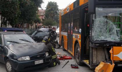 autobus-finisce-contro-auto-parcheggiate-quattro-feriti
