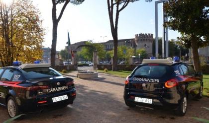 Immagine News - schiaffeggia-i-carabinieri-accorsi-in-suo-aiuto-arrestata