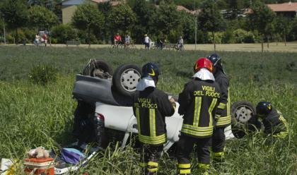 sbanda-e-finisce-a-ruote-allaria-grave-la-madre-salvi-i-bimbi