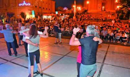 Immagine News - la-notte-del-liscio-in-tutta-la-romagna-sperimentando-la-riscoperta-del-valzer