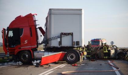 Immagine News - savio-schianto-tir-auto-e-furgone-muore-un-uomo