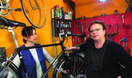 Immagine News - isabella-e-federica-le-sorelle-quotmeccanichequot-la-storia-delle-biciclette-saloni