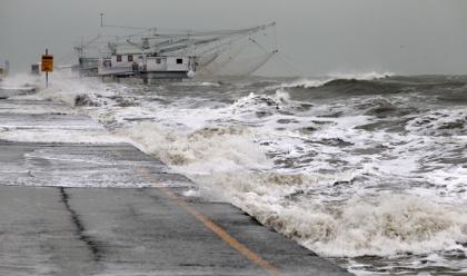 Immagine News - lidi-ravennati-ingressione-marina-da-alta-marea-tratti-di-strada-chiusi