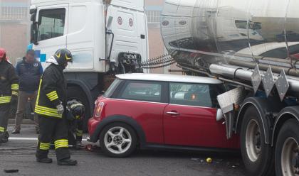 Immagine News - ravenna-si-schianta-contro-un-tir-illeso