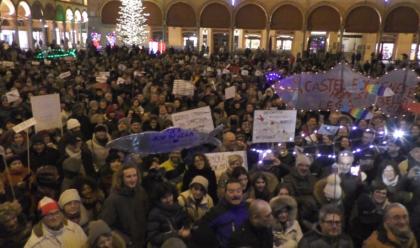 Immagine News - imola-le-sardine-conquistano-piazza-matteotti-in-migliaia-manifestano-pacificamente-contro-i-populisti
