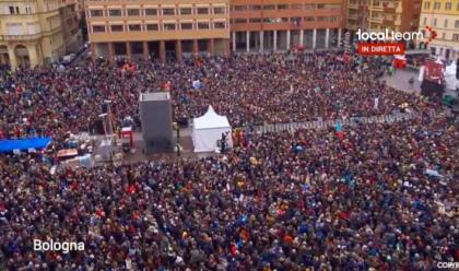 bologna-le-sardine-riempiono-piazza-viii-agosto-parole-e-tanta-musica-fino-a-tarda-sera