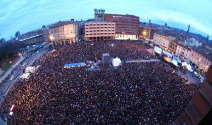 Immagine News - bologna-londa-pacifica-delle-sardine-riempie-piazza-viii-agosto-oltre-35mila-presenti