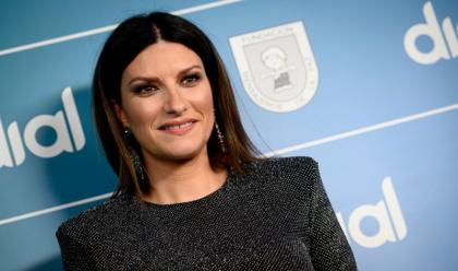 coronavirus-la-cantante-laura-pausini-dona-100mila-euro-alla-croce-rossa