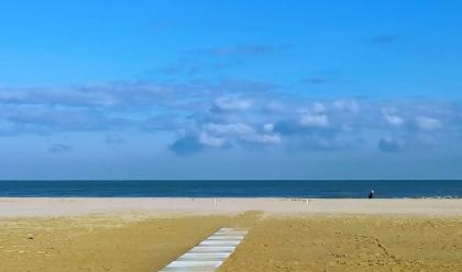 coronavirus-a-rimini-ronde-anti-assembramenti-in-spiaggia-per-pasqua