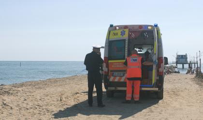 Immagine News - marina-romea-55enne-cade-tra-gli-scogli-e-viene-recuperato-dai-vigili-del-fuoco