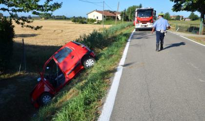 s.antonio-72enne-finisce-nel-fosso-che-costeggia-la-carreggiata