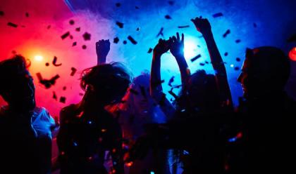 Immagine News - cervia-diversi-positivi-al-virus-dopo-aver-passato-ferragosto-in-discoteca