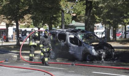 Immagine News - ravenna-auto-in-fiamme-in-circonvallazione-piazza-darmi