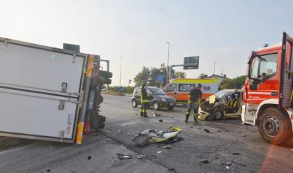 Immagine News - ravenna-auto-contro-furgone-grave-45enne-ferito-seriamente-anche-un-28enne