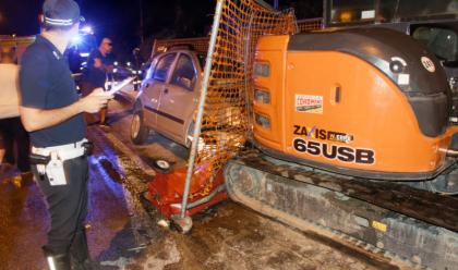 Immagine News - bagnacavallo-non-vede-un-cantiere-e-si-schianta-in-auto-contro-un-bobcat