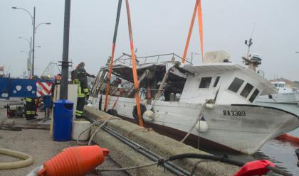 marina-di-ravenna-affonda-un-peschereccio-ormeggiato-alla-banchina