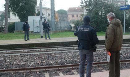 Immagine News - cervia-attraversa-i-binari-e-sbatte-la-testa-contro-un-treno-fermo