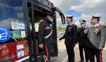 Immagine News - imola-positivo-al-covid-prende-bus-per-fare-shopping-intervengono-i-carabinieri