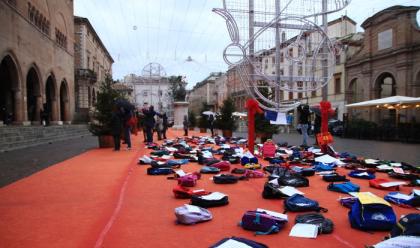 Immagine News - rimini-la-protesta-in-piazza-cavour-contro-la-dad-dei-genitori-con-gli-zaini-vuoti-dei-figli