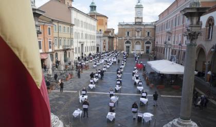 Immagine News - ravenna-partecipato-flash-mob-degli-esercenti-in-piazza-del-popolo-quotora-basta-lasciate-lavorare-le-nostre-impresequot