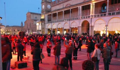 Immagine News - faenza-piazza-del-popolo-gremita-per-sos-donna-in-ricordo-di-ilenia-fabbri-la-46enne-uccisa-in-casa