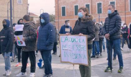 Immagine News - ravenna-in-centinaia-in-piazza-kennedy-contro-la-scuola-in-dad