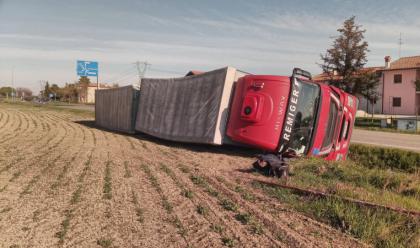 Immagine News - c-di-lugo-camion-si-ribalta-lungo-via-santandrea-conducente-in-ospedale