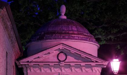 ravenna-giro-ditalia-2021-la-tomba-di-dante-illuminata-di-rosa