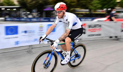 ciclismo-al-giro-ditalia--colorata-di-azzurro-la-ravenna-verona-che-vittoria-per-nizzolo