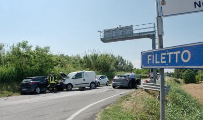 Immagine News - ravenna-scontro-tra-due-auto-e-un-furgone-tre-feriti-in-ospedale