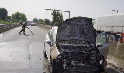 Immagine News - ravenna-auto-a-fuoco-sulladriatica-traffico-interrotto-in-direzione-nord-a-partire-dallincrocio-con-il-dismano