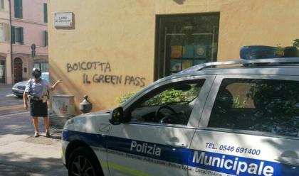 faenza-polizia-arresta-writer-che-aveva-imbrattato-alcuni-edifici-incitando-a-boicottare-il-green-pass