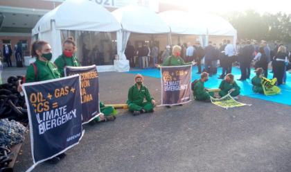 Immagine News - ravenna-protesta-di-greenpeace-allomc-contro-la-finzione-ecologica