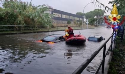 Immagine News - maltempo-in-romagna-allagamenti-a-forl-auto-bloccata-in-sottopasso