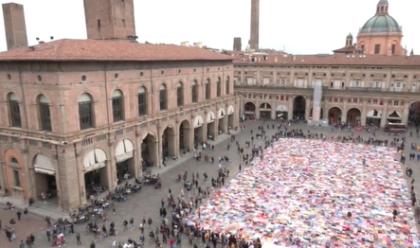 Immagine News - bologna-il-crescentone-di-coperte-colorate-contro-la-violenza-sulle-donne