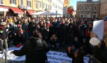 Immagine News - ravenna-rimini-bologna-nelle-piazze-manifestano-migliaia-di-no-green-pass