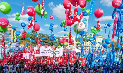 Immagine News - mai-pi-fascismi-successo-per-la-manifestazione-di-cgil-cisl-e-uil-a-roma-tanti-romagnoli-presenti