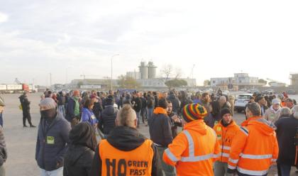 Immagine News - porto-di-ravenna-secondo-giorno-di-proteste-di-martino-compagnia-portuale-ieri-in-tanti-venivano-da-fuori-citt