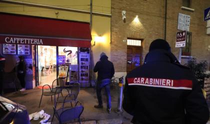 Immagine News - ravenna-accoltellamento-davanti-a-un-bar-e-caccia-allaggressore